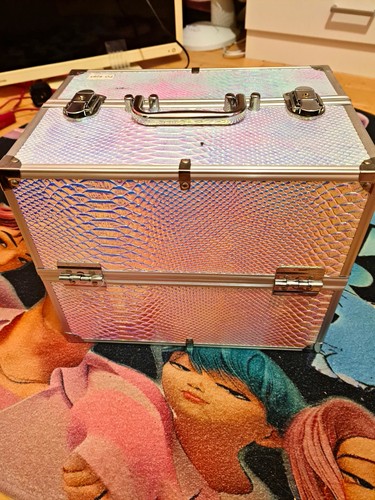 Lockable metal make - metal, make-up